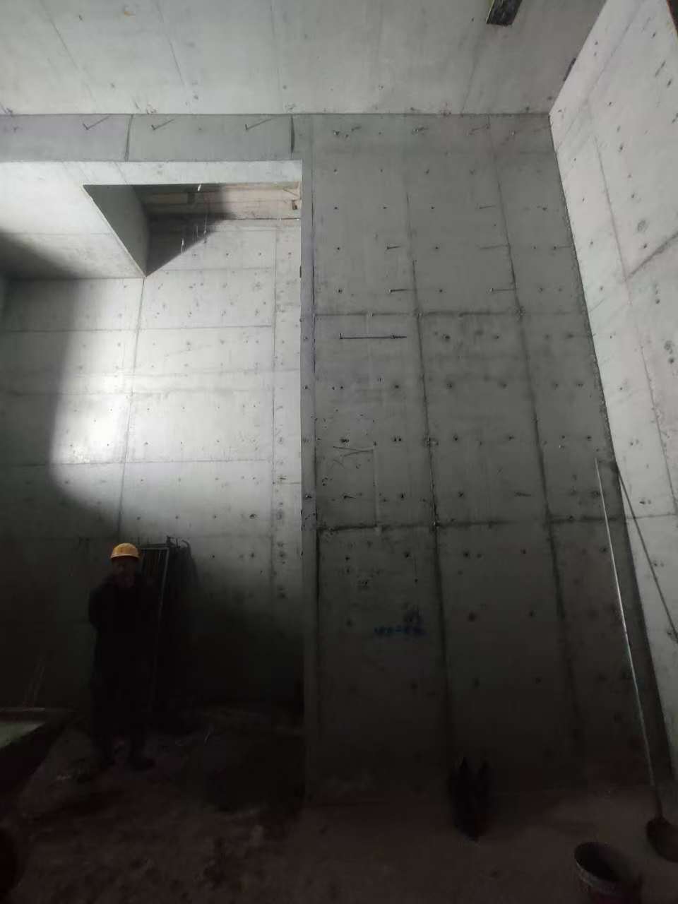 江汉石油管理局墙上开槽钢筋断了有影响吗